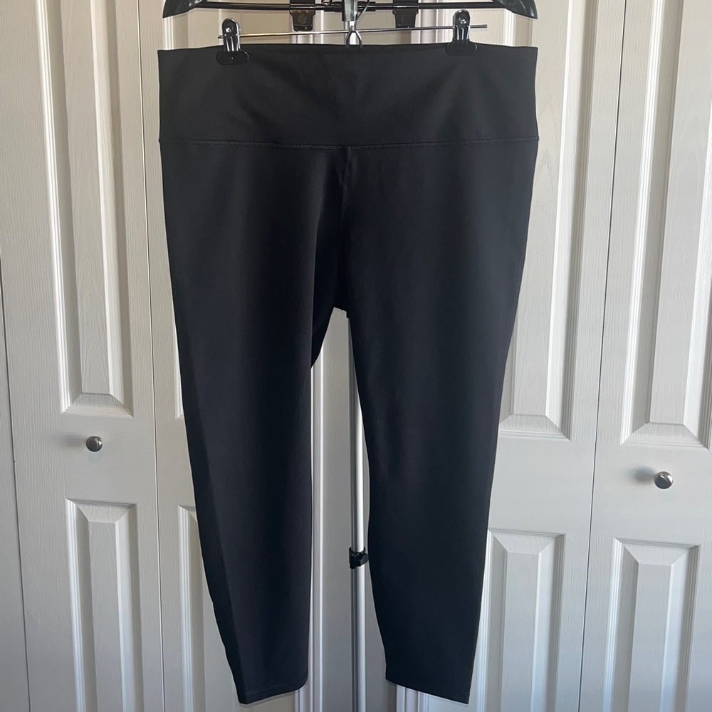 NWT Fabletics Powerhold Capri Leggings
